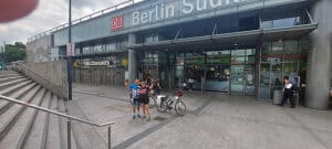 Tourende Bahnhof Suedkreuz Berlin