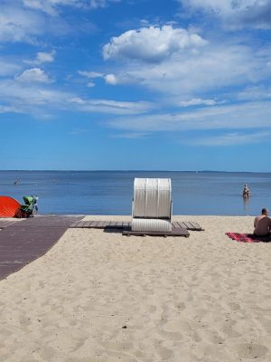 Badestrand neben dem Hafen