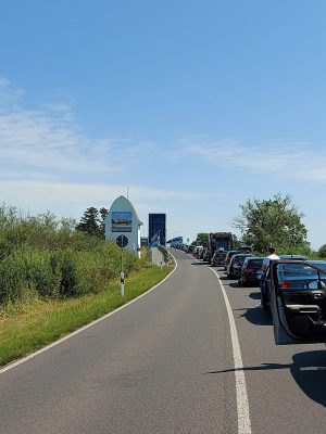 Lange Autoschlange bei offener Brücke
