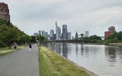 Auf dem Mainradweg mit Handicap 2025 8 Frankfurt Skyline