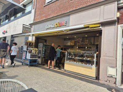 Strassencafe mit Bäcker in Dünkirchen