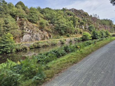 Kanal mit Felsen
