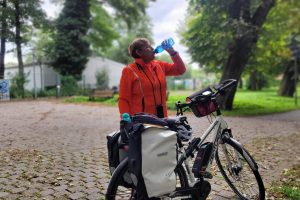 Auf dem Havelradweg 2023 15 Trinkpause in Hennigsdorf